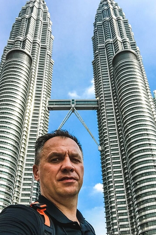 S. Fabijonavičius prie Petronas Twin Towers