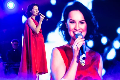 „Kelias į žvaigždes“ išgarsėjusi SIMONA per apdovanojimus atskleidė, kad laukiasi