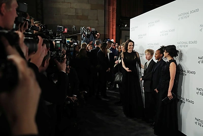 Angelina Jolie šventėje su dukromis Shiloh ir Zahara