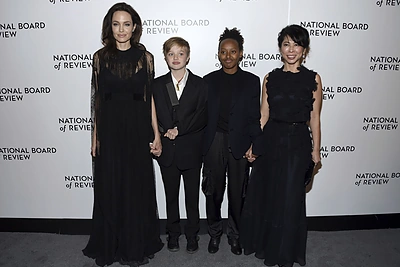 Angelina Jolie šventėje su dukromis Shiloh ir Zahara