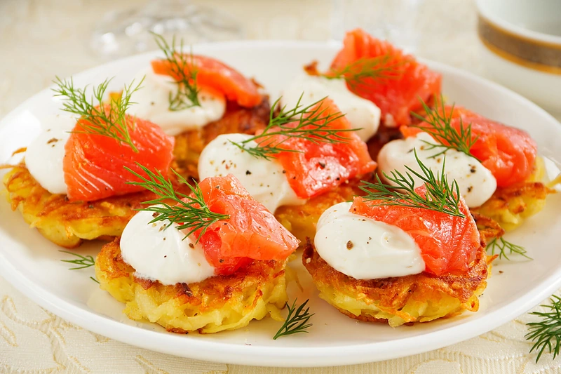 Bulviniai blynai su lašiša