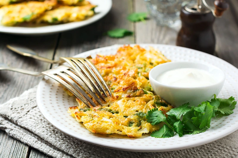 Bulviniai blynai su žaliaisiais žirneliais