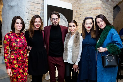 Garsius bičiulius menininkas Benas Poderis sukvietė į savo debiutinę parodą