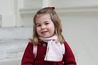 Dvejų su puse metukų princesė Charlotte rūmuose čiauška dvejomis kalbomis