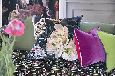 Kaip interjere pritaikyti metų spalvą?