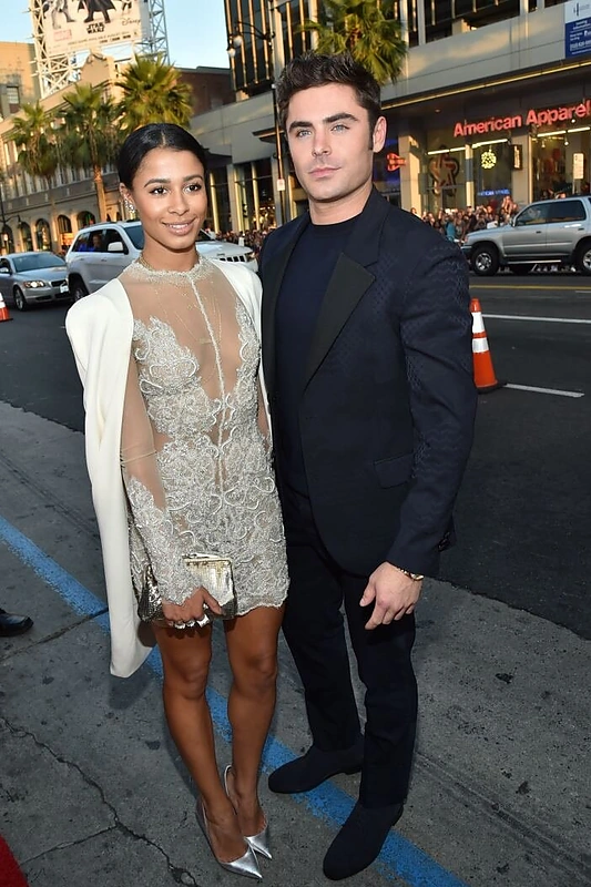 Zacas Efronas draugavo su modeliu Sami Miro