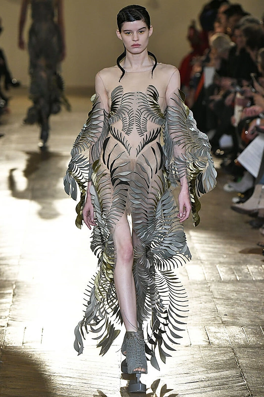„Iris Van Herpen“ aukštosios mados savaitė'18