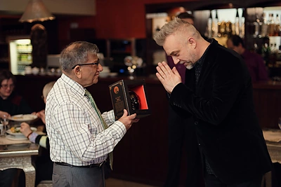 Andrius Mamontovas bei Restorano „Sue’s Indian Raja“ šeimininkas - Rajinder Kumar Chaudhary