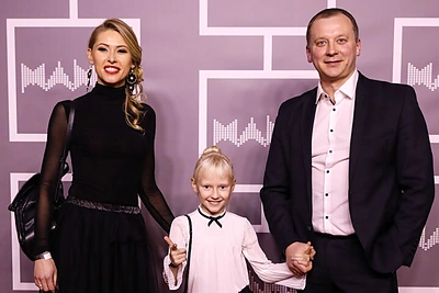 Sandra Daukšaitė-Petrulėnė su vyru Aurimu ir dukra