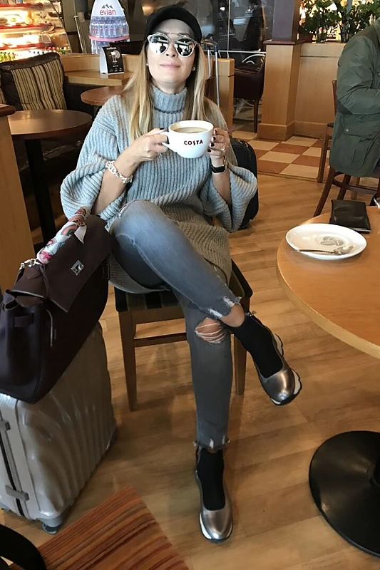 Daina Bosas kelionei lėktuvu rengiasi ir stilingai, ir patogiai