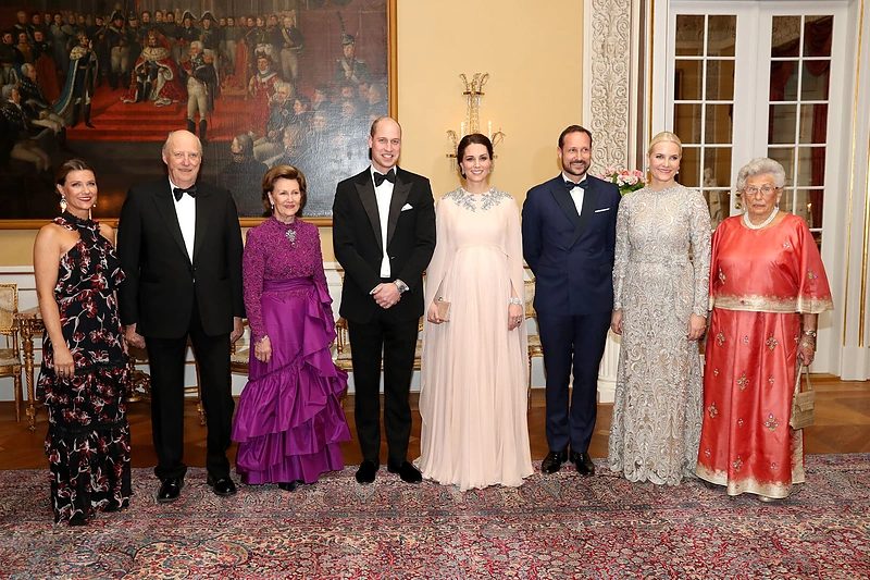 Iš kairės: princesė Martha Louise, karalius Haraldas, karalienė Silvia, princas Williamas, Kembridžo hercogienė Catherine, princas Haakonas, princesė Mette-Marit ir princesė Astrid
