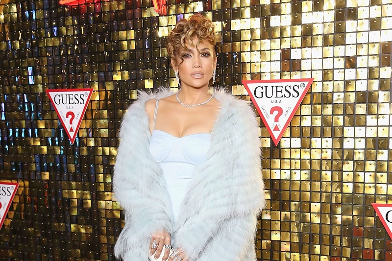 „Guess“ sekso skandalo sūkuryje – įstabus Jennifer Lopez pasirodymas