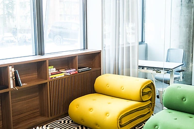 „Green Hall 2“ duris atvėrė aukštos klasės bendradarbystės ir aptarnaujamų biurų erdvė „Monday Office“