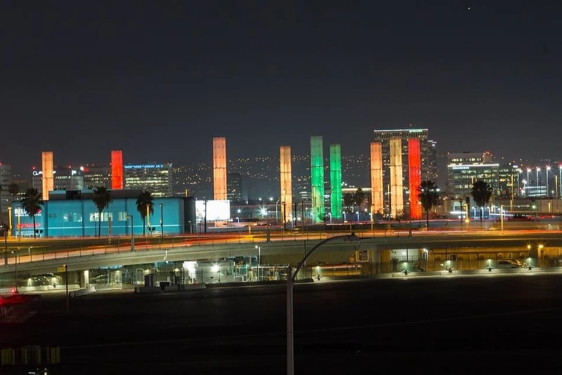 Los Andželas Vasario 16-ąją sušvito Trispalvės spalvomis