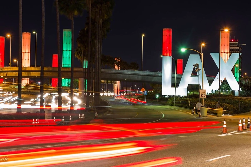 Los Andželas Vasario 16-ąją sušvito Trispalvės spalvomis