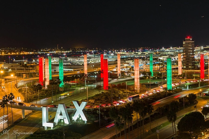 Los Andželas Vasario 16-ąją sušvito Trispalvės spalvomis