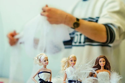 Kęstas Rimdžius lėlėms Barbie sukūrė vestuvines sukneles