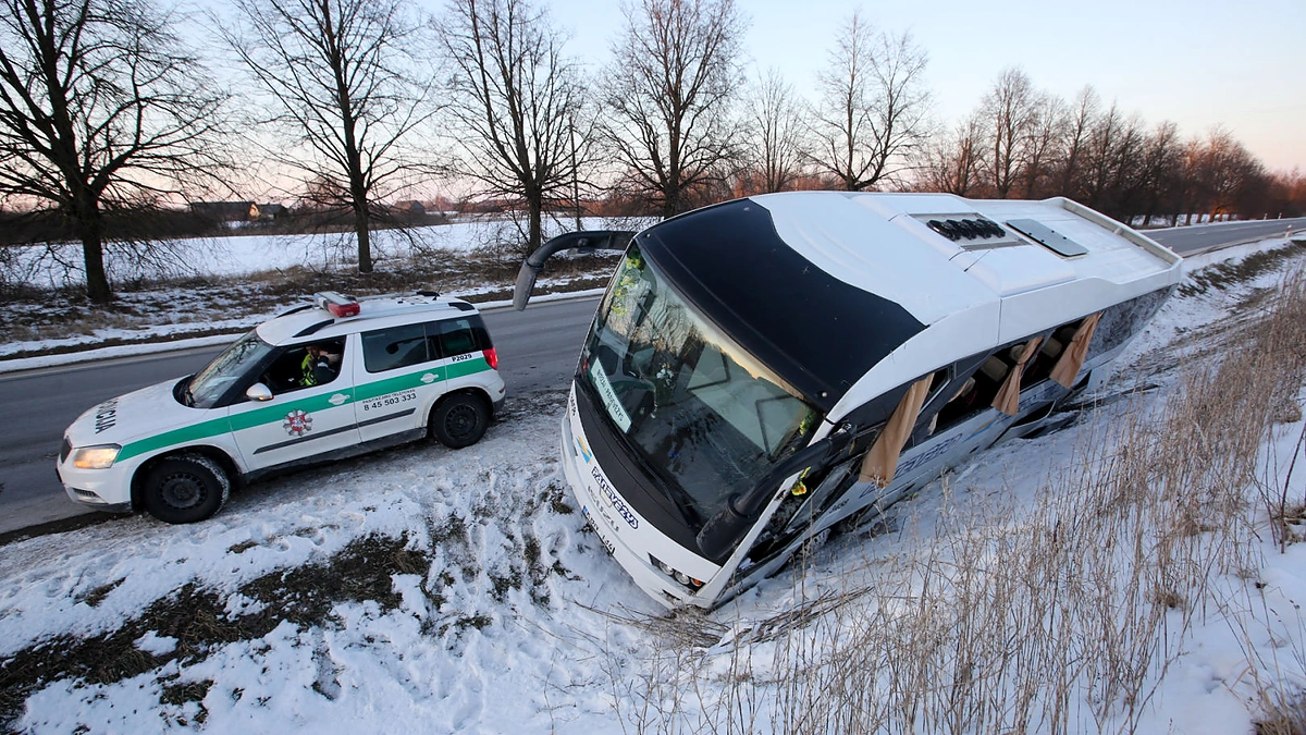 Biržų rajone nuo kelio nuslydo maršrutinis autobusas / Vidmanto Balkūno / 15min nuotr.