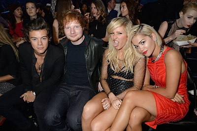 Edas Sheeranas su Ellie Goulding (viduryje)