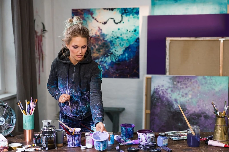 Dr. Hauschka riboto leidimo makiažo priemonių kolekcija „Purple Light“