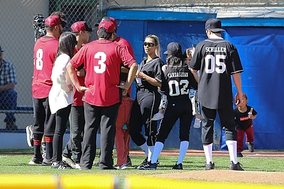 Kardashianų šeima žaidė beisbolą