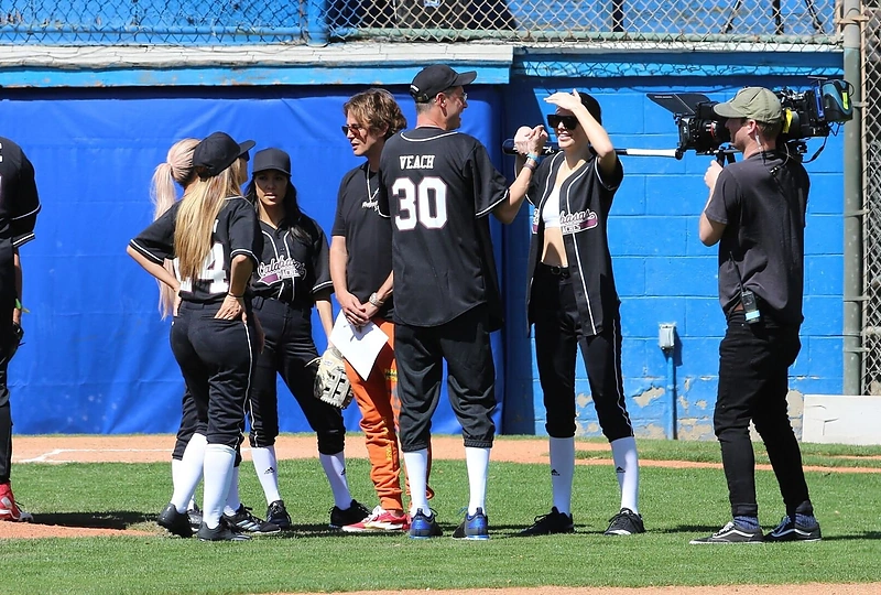 Kardashianų šeima žaidė beisbolą