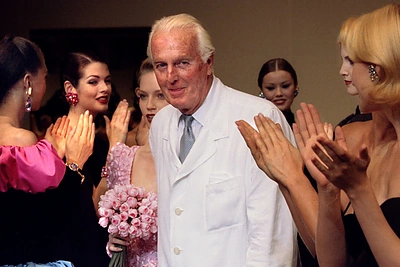 Hubertas de Givenchy per savo paskutinės kolekcijos pristatymą (1995)