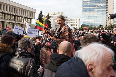 Mes kaltinam! Į protestą prie Seimo plūdo tūkstančiai, tauta skandavo „Gėda!“