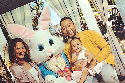 Chrissy Teigen ir Johnas Legendas su dukra Luna / „Instagram“ nuotr.