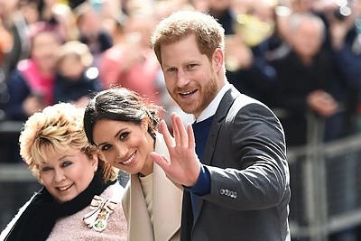 Netikėto aristokratų vizito Airijoje metu susirinkusiųjų žvilgsniai krypo į Meghan Markle batelius