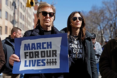 Eisenoje „Už mūsų gyvybes“ Paulas McCartney žygiuoja vardan savo žuvusio draugo