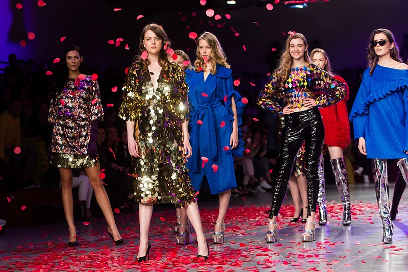 Ant „Mados infekcijos“ podiumo elegancija ir trapumas persipynė su atšiaurumu