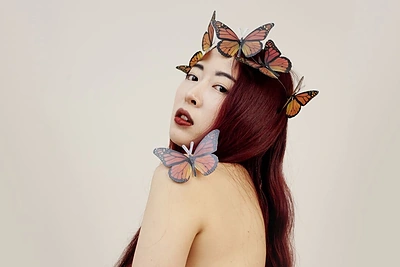 Garsų menininkė Red Pig Flower: „Daug girdėjau apie Lietuvos reivo sceną – ji stipri“