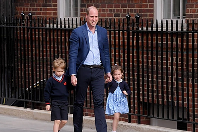 Princas George'as ir princesė Charlotte atvyko susipažinti su mažuoju broliuku