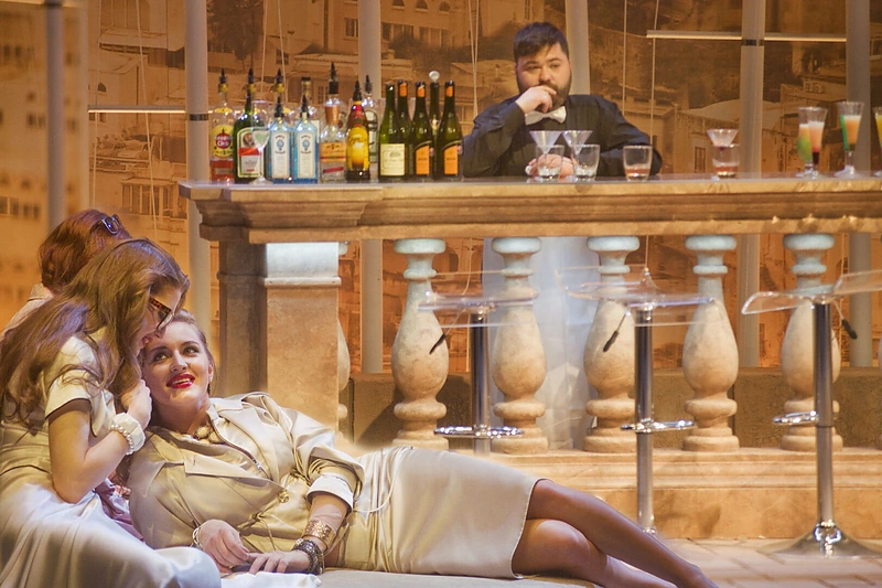 Akimirkos iš operos „Visos jos tokios“