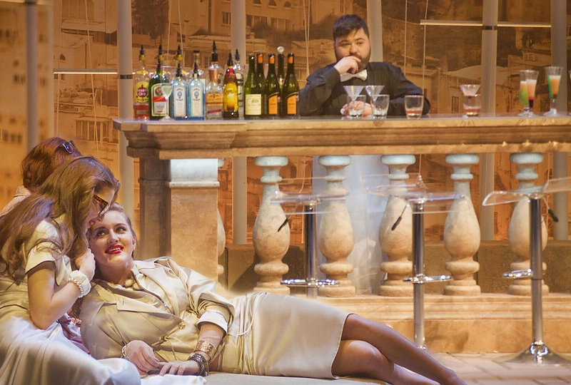 Akimirkos iš operos „Visos jos tokios“