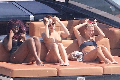 Bella Hadid ilsėjosi su draugėmis Hailey Baldwin ir Justina Skye