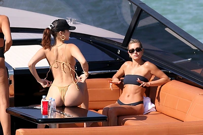 Bella Hadid ilsėjosi su draugėmis Hailey Baldwin ir Justina Skye