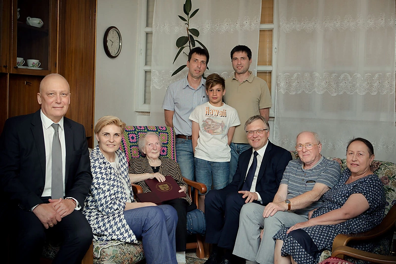 VU „Grįžtančios atminties“ diplomas įteiktas Esterai Klabinaitei Grobman