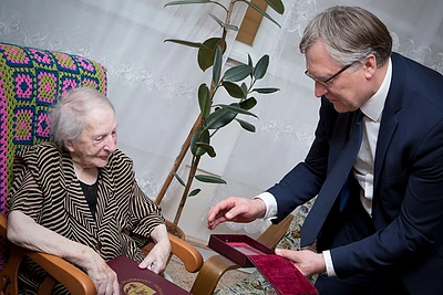 VU „Grįžtančios atminties“ diplomas įteiktas Esterai Klabinaitei Grobman