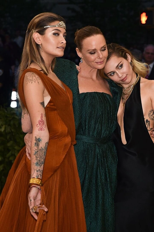 Paris Jackson, Stella McCartney ir Miley Cyrus