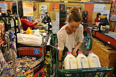 Bea Johnson maisto parduotuvėje sugeba apsipirkti be plastikinių pakuočių