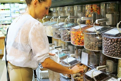 Bea Johnson maisto parduotuvėje sugeba apsipirkti be plastikinių pakuočių