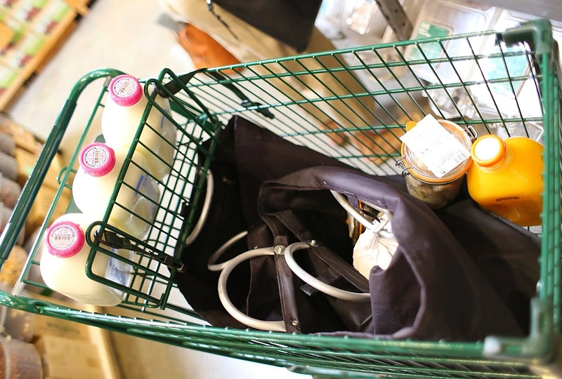 Bea Johnson maisto parduotuvėje sugeba apsipirkti be plastikinių pakuočių
