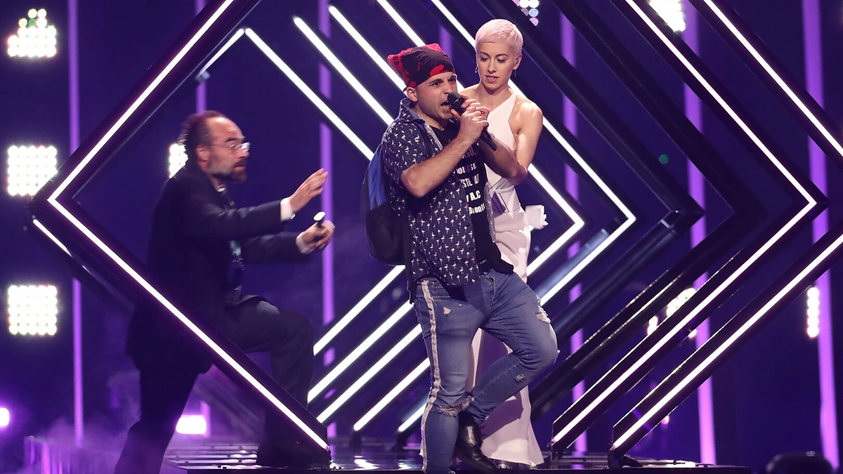 SuRie pasirodymą pertraukė nežinomas vyriškis