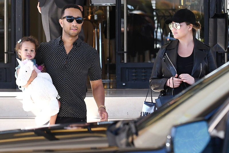 Chrissy Teigen ir John Legend su dukra Luna