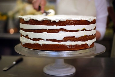 Claire Ptak gamina tortą karališkosioms vestuvėms