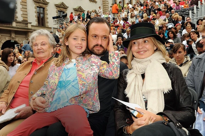 Alexanderis su dukra Letitia ir seserimi Maya von Schönburg-Glauchau svainio pilyje surengtame festivalyje