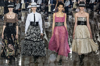 Lietaus nuskalbtame „Dior“ madų šou – lietuvių manekenė Giedrė Dukauskaitė