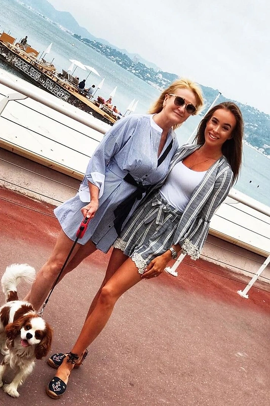Viktorija Siegel su sužadėtiniu ir dukra persikraustė į Kanus